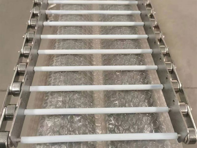 如何根據(jù)實(shí)際情況調(diào)整鏈板輸送帶的輸送速度？